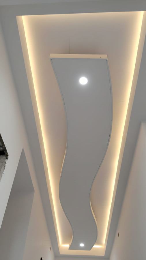 Dalgalı formda gizli LED aydınlatmalı tavan detayı